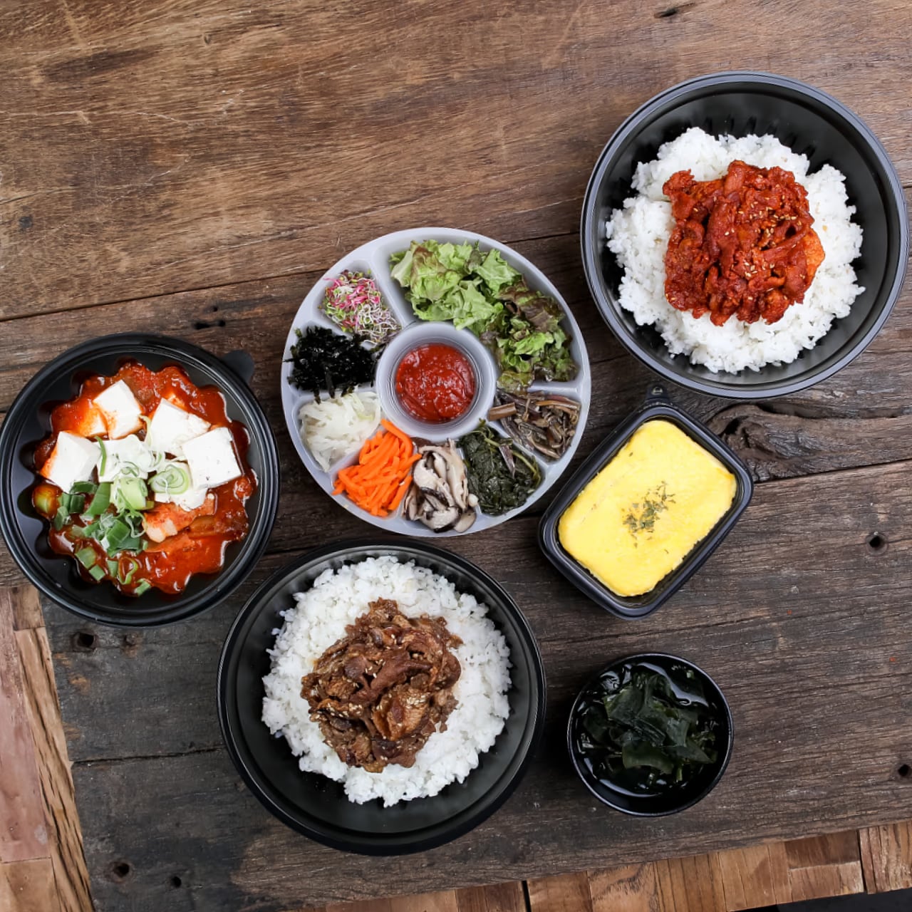 비빔밥 나물 색상군 배치 — 녹·주·갈 세 가지 색을 120도 간격으로 나눈 탑뷰