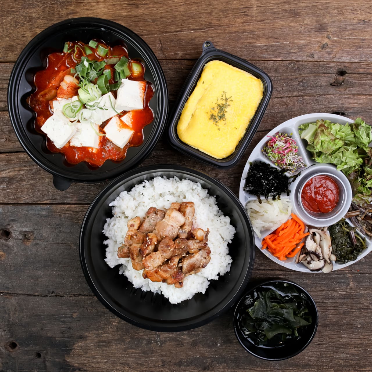 매장용 비빔밥 35도 사선 컷 — 밥 층과 나물 층이 동시에 보이는 깊이감 구도