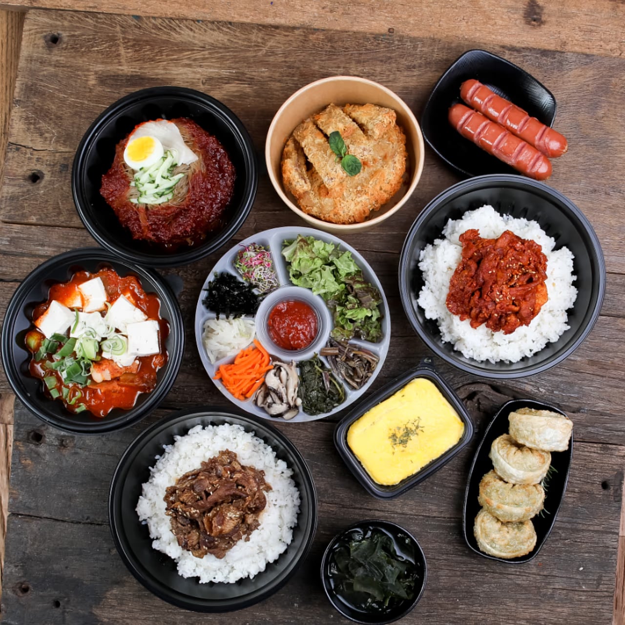 비빔밥 4종 라인업 컷 — 단백질 토핑을 1시 방향에 고정하고 나물 배치 통일한 배달앱용 세트