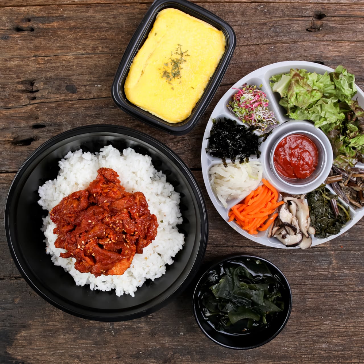 비빔밥 철판 볶음밥 컷 — 놋그릇 대신 철판을 썼을 때 나오는 열감과 표면 윤기