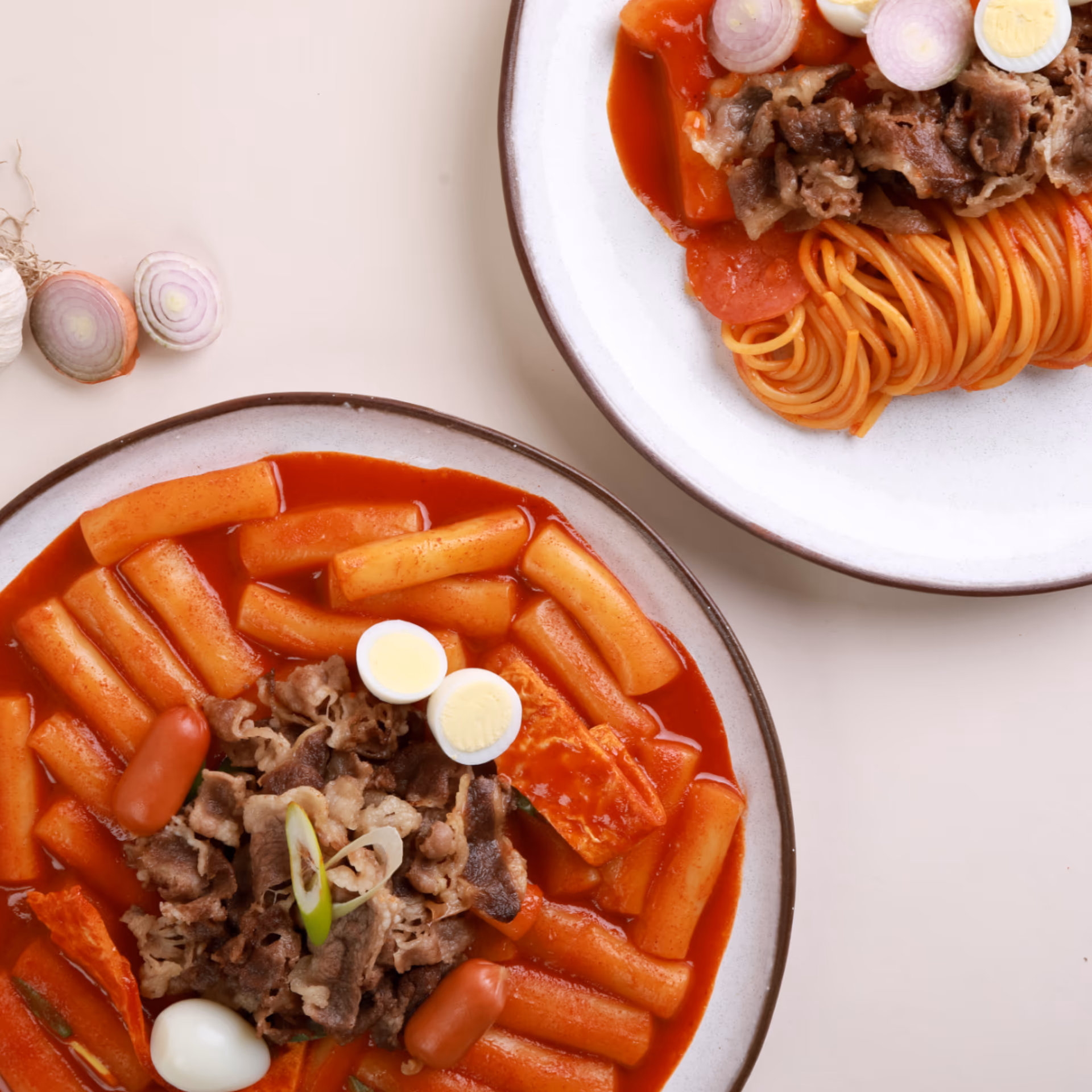 떡볶이 음식사진 촬영 포트폴리오 - 붉은 소스와 김 표현 사례